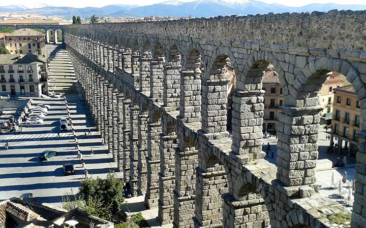 Segovia, acquedotto romano con 100 archi - Itinerario Tour Barcellona, Valencia, Madrid Perusia Viaggi