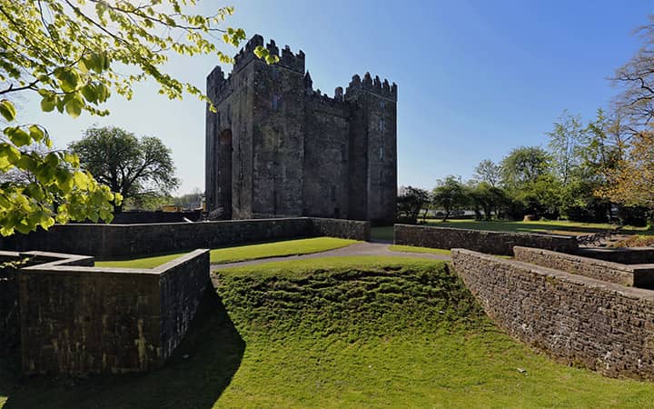 Il Castello di Bunratty fortezza medioevale irlandese con torri merlate del XV secolo. Tour Irlanda Classica