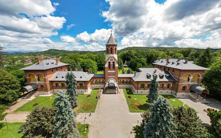 Monastero e chiesa vescovile di Curtea di Arges. Tour della Romania 8 giorni